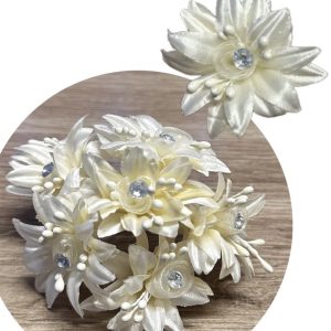 FLOR EN PICO DE SATÍN Y ORGANZA CON ZIRCONIA Y PISTILO
